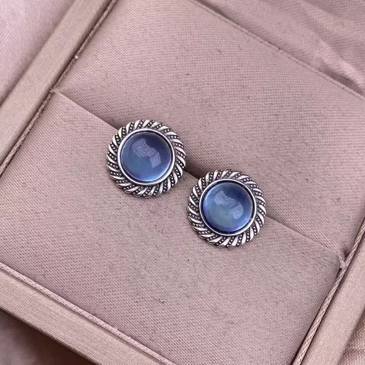 Aquamarine stud earrings with S925 silver inlay, vintage-style silver jewelry, simple circular colored gemstone crystal earrings, fashionable accessories for work