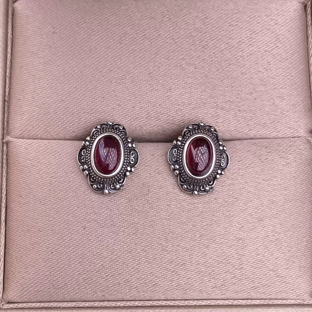 S925 garnet silver-inlaid purple jadeite garnet crystal stud earrings, retro and exquisite, perfect for Nepalese fashion and versatile ear accessories