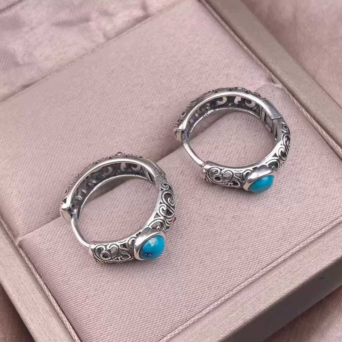 Turquoise  earrings with S925 silver inlay, retro and exquisite, new Chinese-style green turquoise ear clip, fashionable and individual ear accessories from Hubei