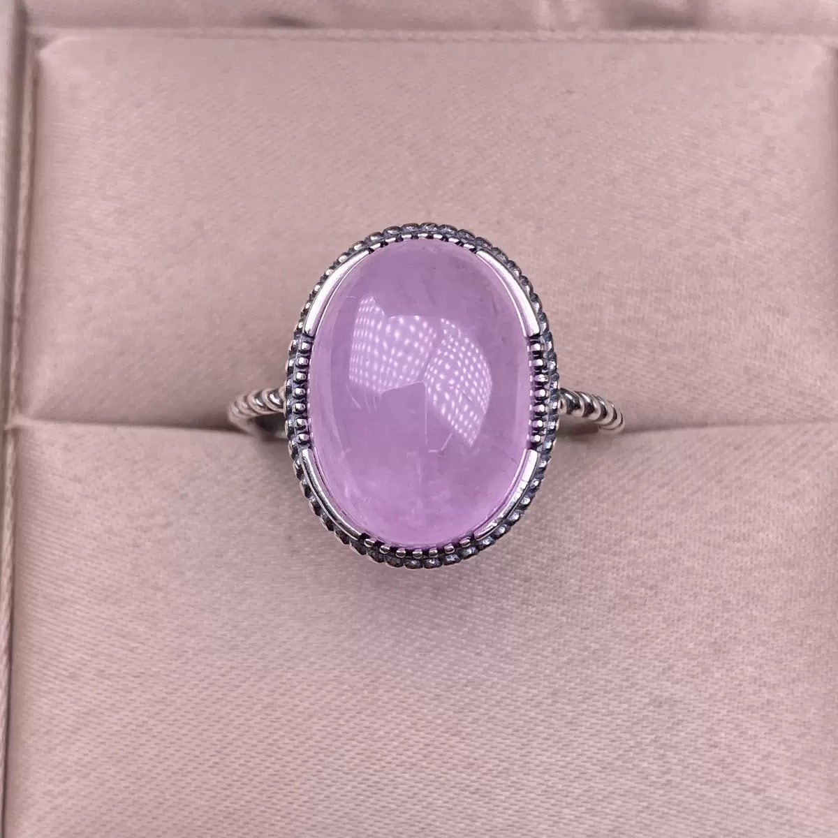 The kunzite ring, set with s925 silver and featuring a simple edge, is a stylish piece of jewelry suitable for everyday wear, paired with crystal accessories