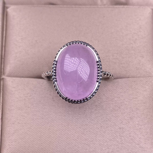 The kunzite ring, set with s925 silver and featuring a simple edge, is a stylish piece of jewelry suitable for everyday wear, paired with crystal accessories